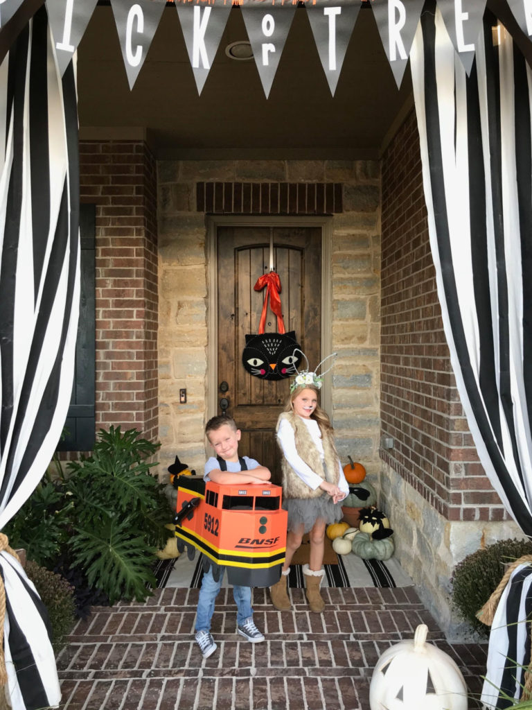 2018 Halloween Costumes and Porch Decorations