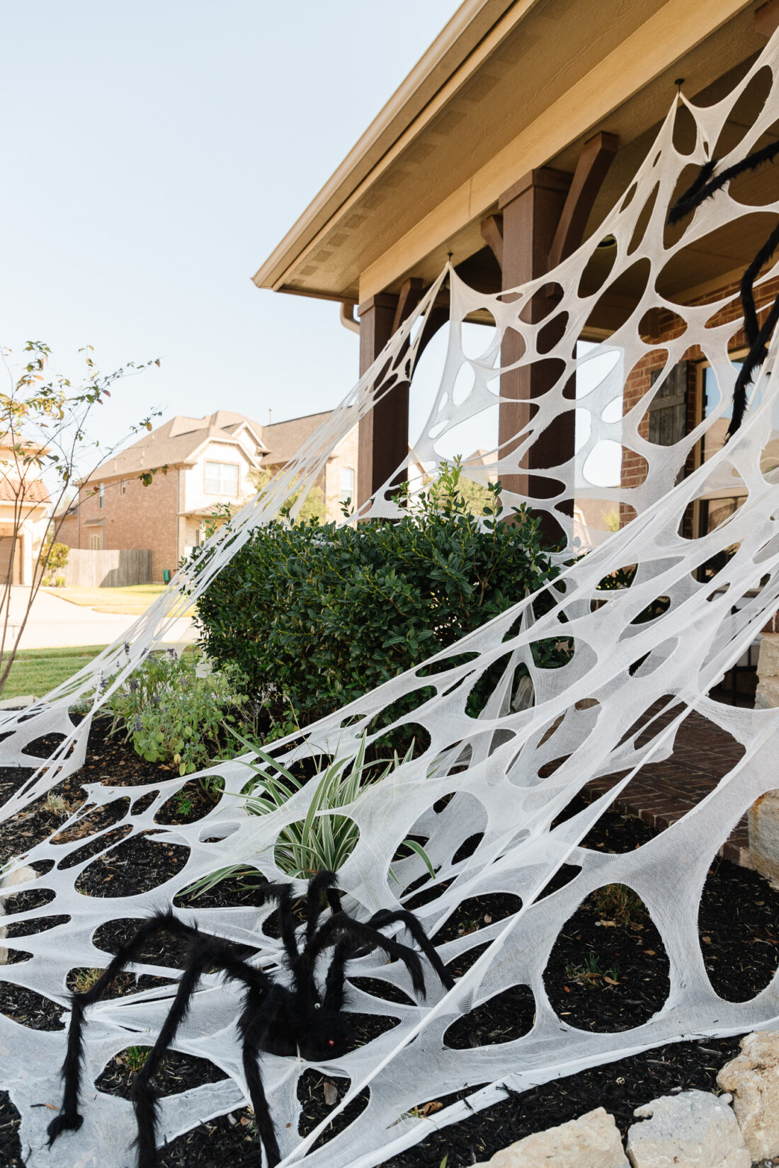 DIY beef netting spider webs for outdoor halloween decorations